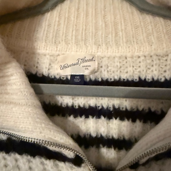 Striped Black and White Women's Sweater Size XXL - Picture 3 of 5